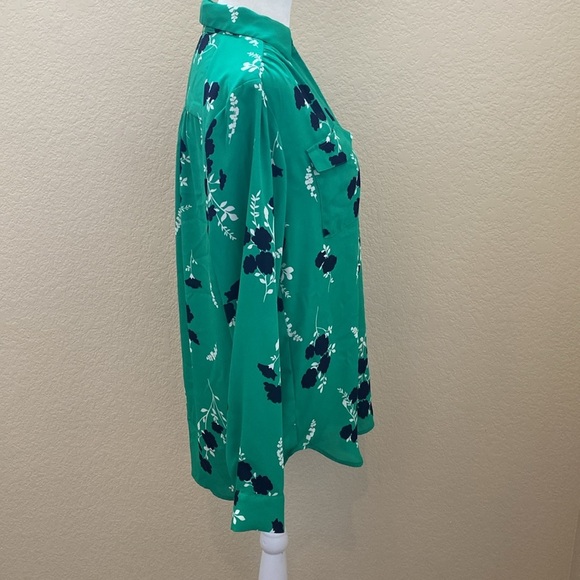 Ann Taylor Green Floral Blouse. Navy and white pattern. Size S. Collared, v-neck - Picture 7 of 12